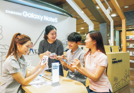 교보문고 강남점에 마련된 삼성전자 '컬러 드로잉 스튜디오'에서 소비자들이 일레스트레이터 강혜영(왼쪽 두번째) 작가와 갤럭시노트5 체험 프로그램에 참여하고 있다.     삼성전자 제공